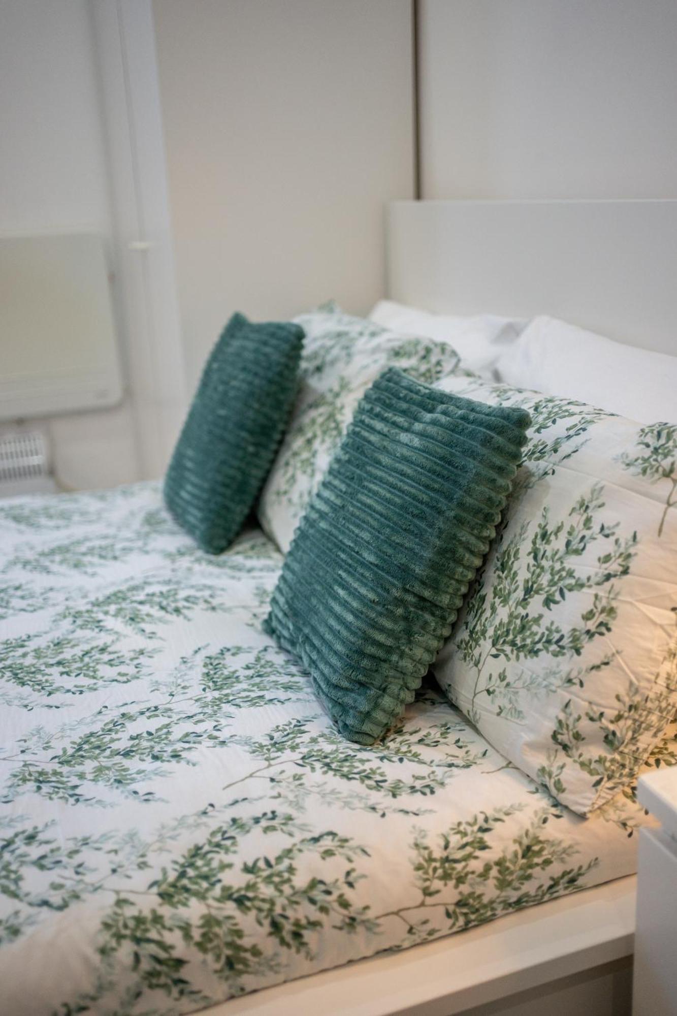Beautiful Studio Flat In Hackney Next To Overground Station Londra Esterno foto